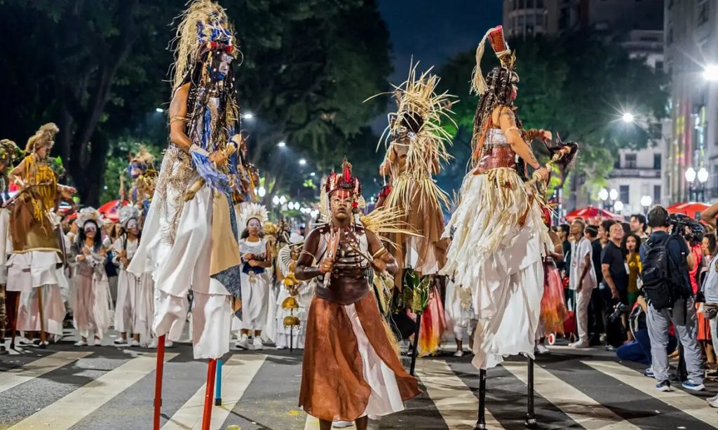 Agremiação abre o carnaval de rua paulistano no centro da cidade