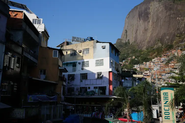 Quase 16,4 milhões de pessoas moram em favelas no Brasil, revela Censo